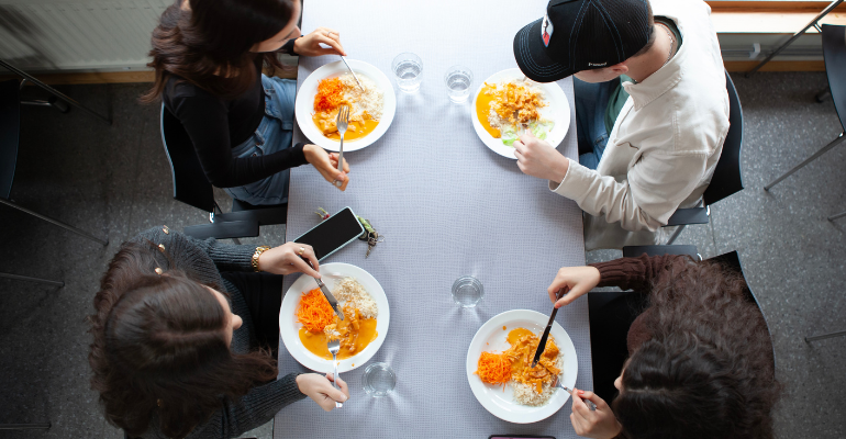 Elever som äter lunch, bild tagen uppifrån.