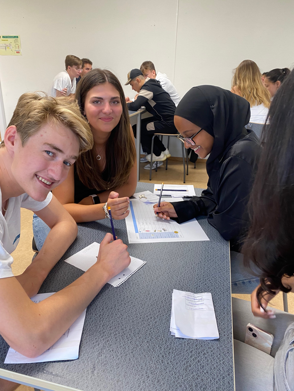 tre elever som löser uppgift tillsammans.