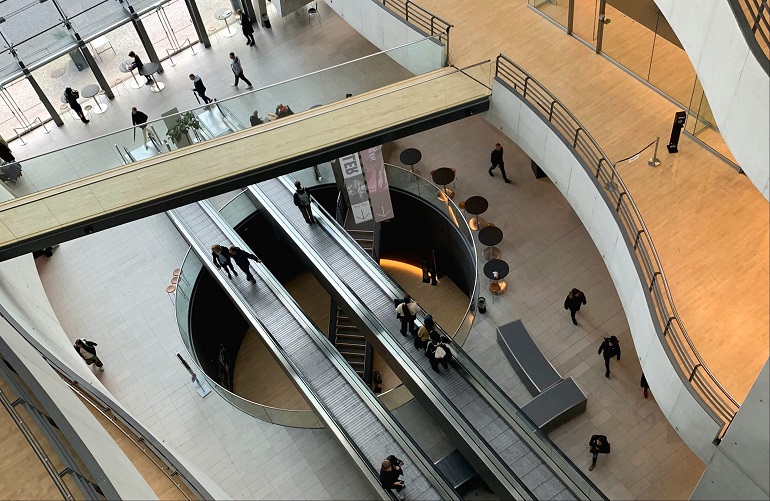 Vy från ovanvåning ner på lobby.