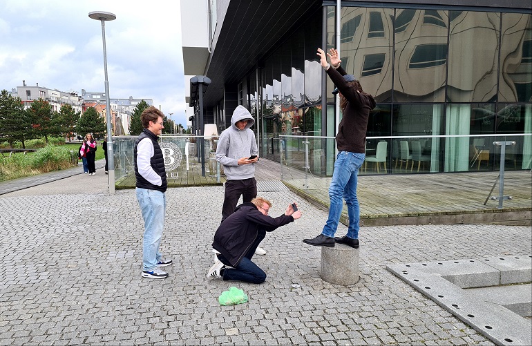 Fyra elever utomhus.