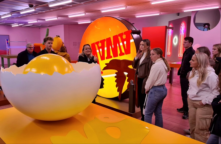 Elever tillsammans med lärare.