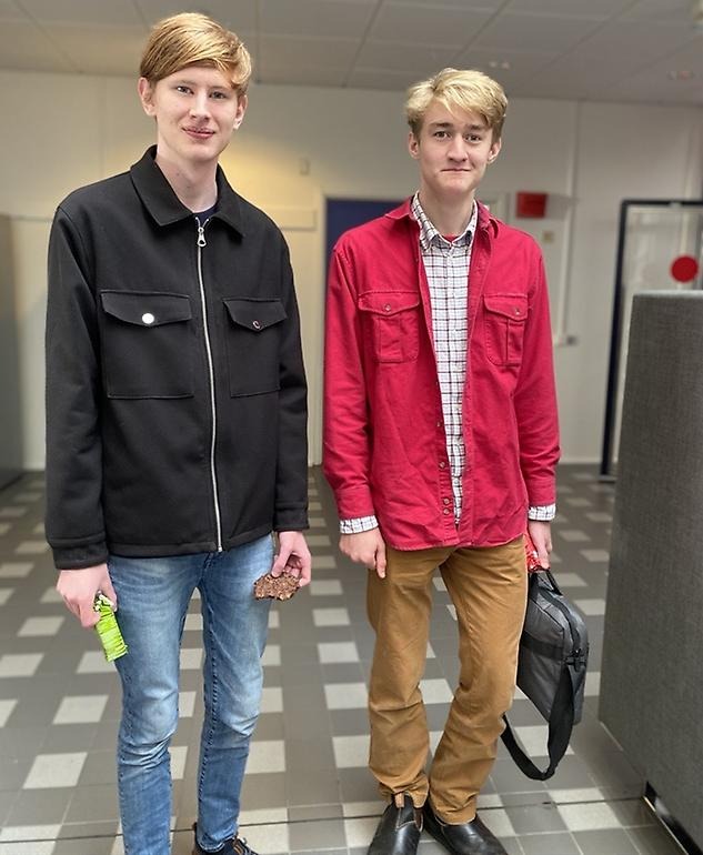 Två manliga elever som tittar in i kameran.