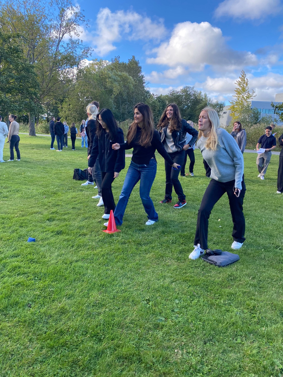 elever som kastar boll.