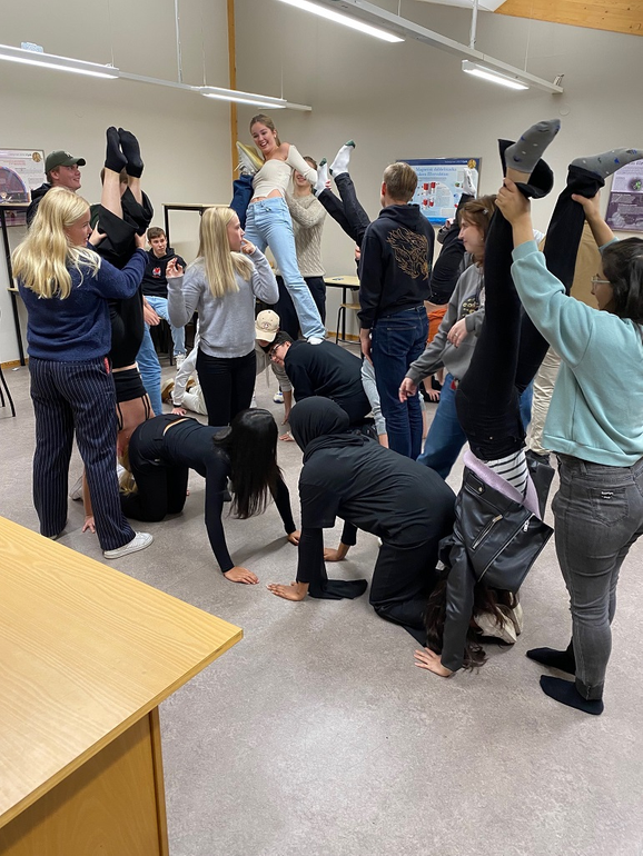 en NA-klass som bygger mänsklig pyramid.